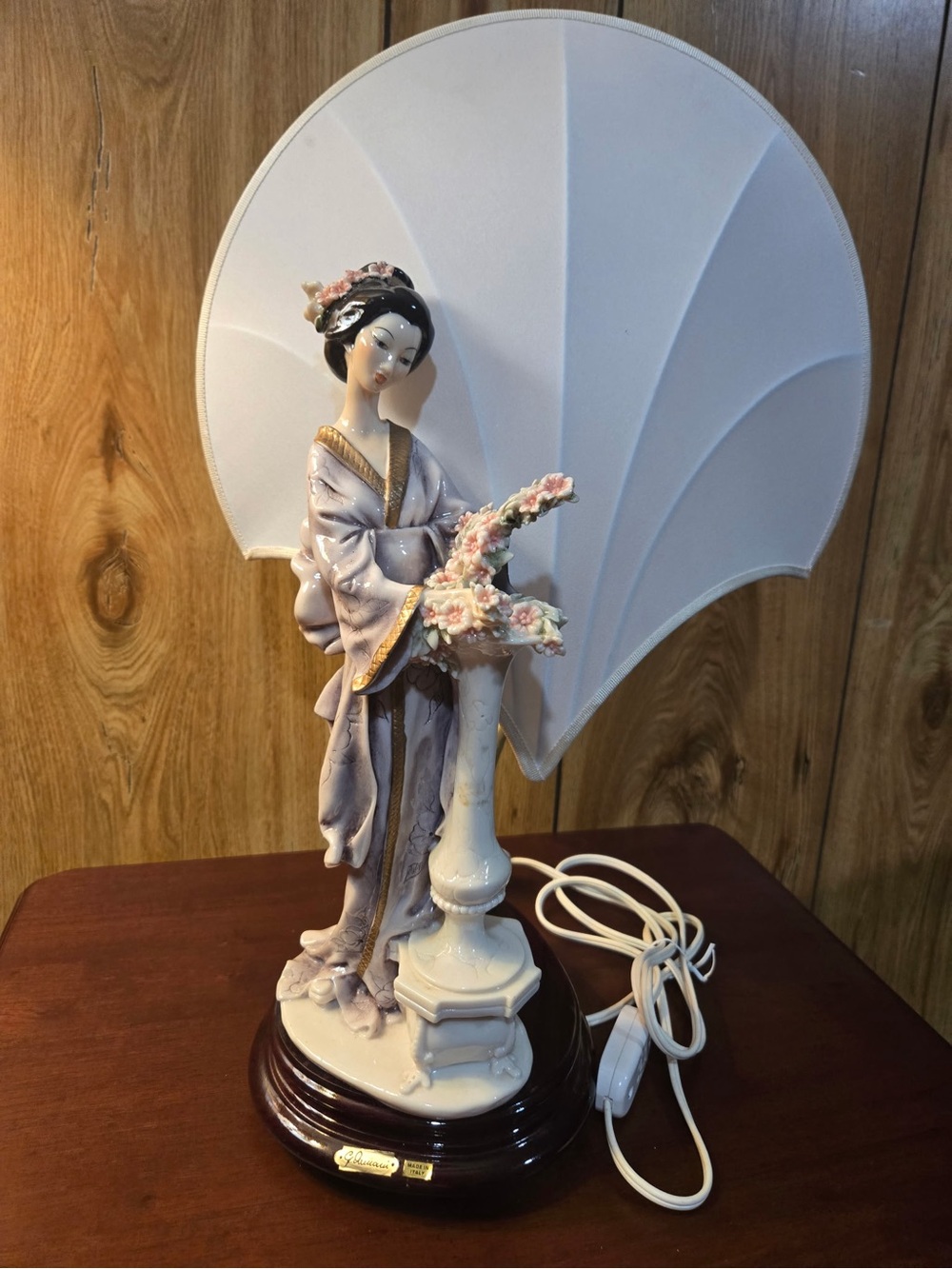 Giuseppe Armani Porcelain Geisha Figurine Lamp in Lavender, White and Gold